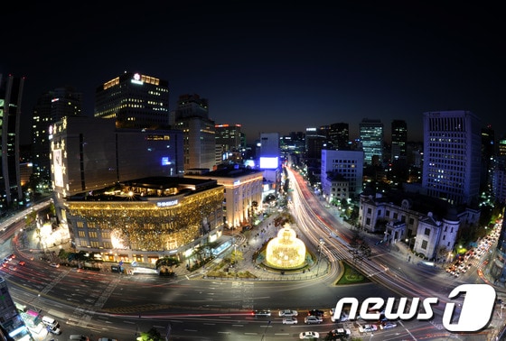 서울 중구 충무로1가 신세계백화점 본점과 한국은행 앞 분수광장