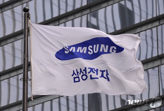 6일 오전 서울 서초동 삼성전자 본사 앞에 삼성전자 깃발이 휘날리고 있다. © News1 박철중 기자