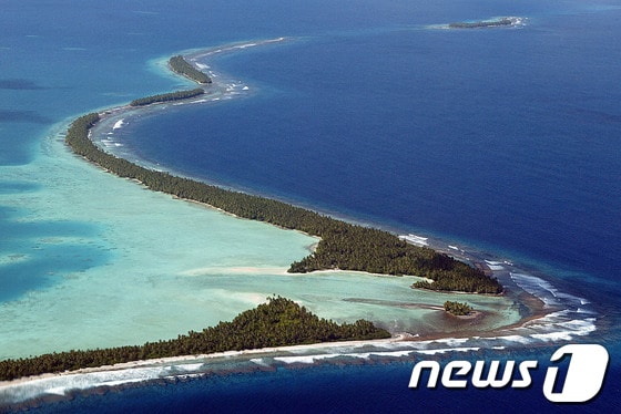 남서태평양의 투발루에 딸린 환초(環礁)인 푸나푸티 산호섬은 해발 4.5m가 넘는 곳이 없을 정도로 지표면이 낮아 해수명 상승으로 사라질지도 모른다는 우려를 낳고 있다.ⓒ AFP=News1