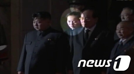 평양 금수산기념궁전에서 20대로 보이는 한 여성이 김정은 바로 뒤에서 조문객을 맞고 있다. © News1 민지형 기자