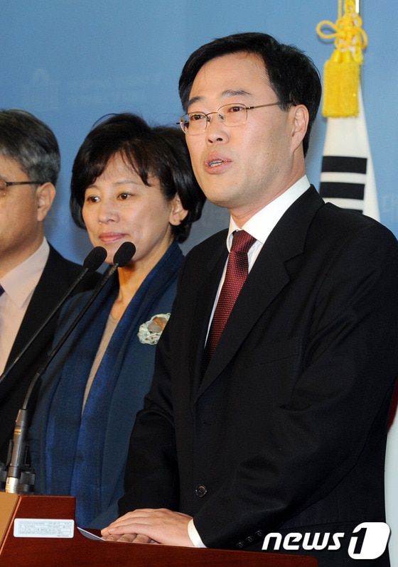                                                                                          민주통합당 김기식 의원(오른쪽).  © News1 허경 기자