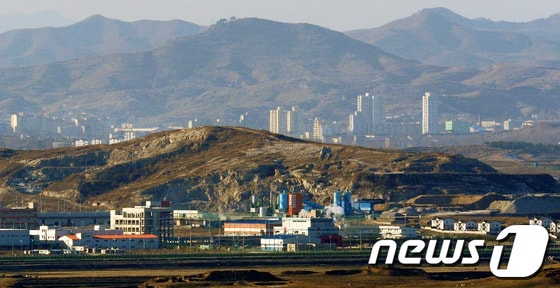  육군 제1사단 도라관측소(OP)에서 바라본 개성공단. © News1 오대일 기자