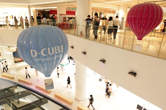 서울 신도림동 디큐브시티 내 디큐브백화점을 찾은 시민들이 쇼핑을 하고 있다. ⓒ News1