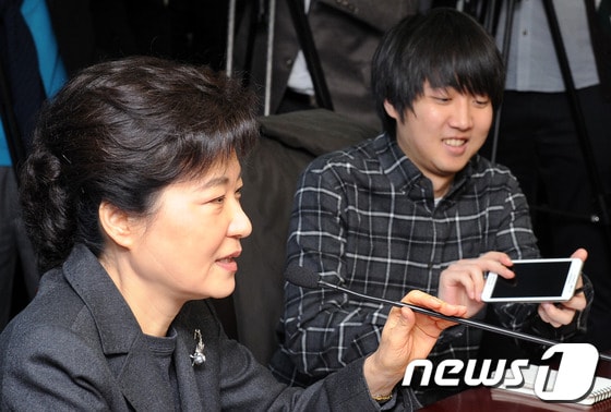 2012년 1월 2일 서울 여의도 한나라당사에서 열린 신년 첫 비상대책위원회 회의에서 박근혜 위원장이 모두발언하는 동안 이준석위원이 스마트 폰을 꺼내 들고 있다. ⓒ 뉴스1 DB