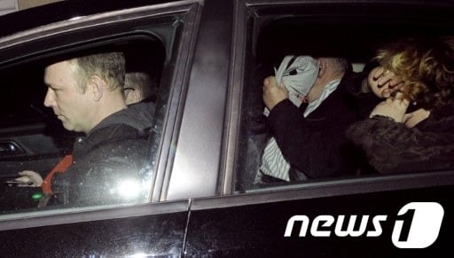 PIP 설립자인 장 클로드 마스(오른쪽 두번째)가 26일(현지시간) 경찰에 체포됐다. © AFP=News1 