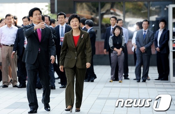 박근혜 새누리당 대선 후보가 김문수 경기지사가 10일 오후 경기도 수원시 경기도청에서 회동을 가진 뒤 나란히 걸으며 대화를 나누고 있다. 2012.10.10/뉴스1 © News1 오대일 기자