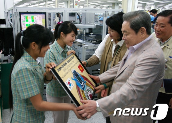 이건희 회장이 지난 10월13일 베트남 하노이시 삼성전자 법인을 방문해 &#39;휴대폰 20억대 누적생산 기념패&#39;를 받고 있다. © News1   
