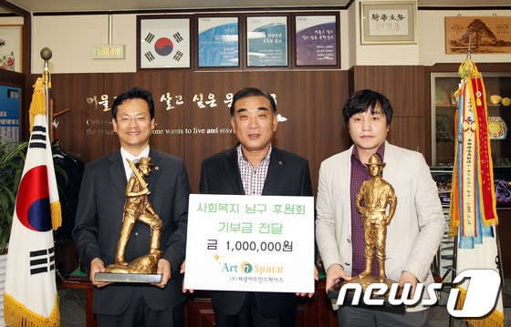 12일 장생포 고래생테체험관 앞에 설치된 '로이 앤드류스&인디아나존스 포토존' 제작업체인 아트인스페이스 대표이자 조각가인 왕광현씨가 남구청을 방문, 제작비 일부인 100만원을 불우이웃 돕기 성금으로 김두겸 남구청장에게 전달했다. (울산 남구청 제공) © News1 