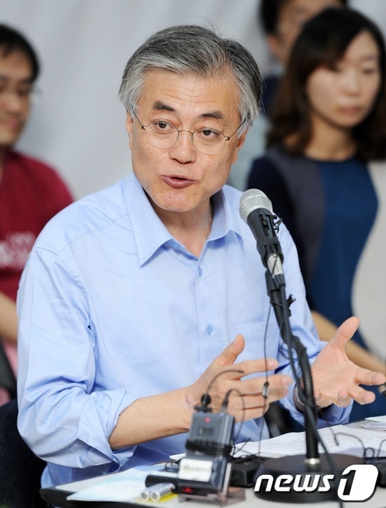 민주통합당 문재인 대선 후보가 14일 오후 서울 은평구 평생학습관에서 열린 임산부들과의 '타운홀 미팅'에서 자신의 보육정책을 설명하고 있다. 문 후보는 임산부와 산모 등 30여 명을 만나 출산으로 인한 사회생활 단절 등의 어려움을 듣고 보육, 육아 정책의 중요성을 강조했다. 2012.10.14/뉴스1 © News1 오대일 기자