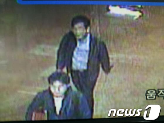 서울 세종로 정부중앙청사 교육과학기술부 사무실이 14일 오후 위조 신분증을 지참한 60대 남성에 의해 화재가 발생했다. 이 남성은 방화 후 18층에서 투신해 병원으로 옮겼으나 사망했다. 사진은 청사 후문출입구 CCTV에 잡힌 김 모(뒤)씨의 모습. (서울지방경찰청 제공) 2012.10.14/뉴스1 © News1   