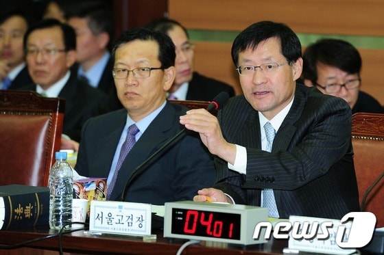 김진태 서울고검장이 16일 오전 서울 서초동 서울고등검찰청에서 열린 국회 법사위 국정감사에서 의원들의 질의에 답하고 있다. © News1 한재호 기자