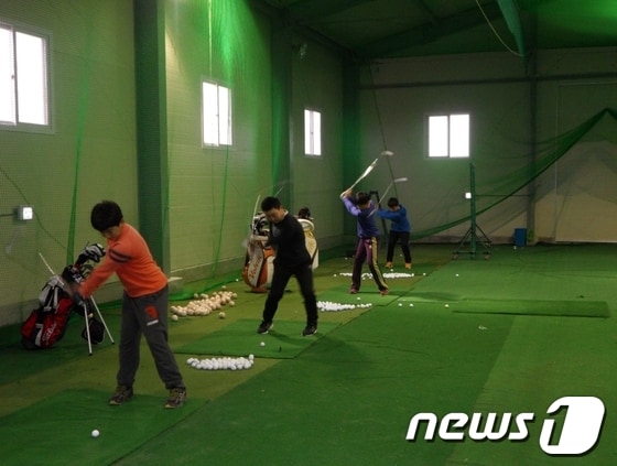 강진베이스볼파크를 찾은 학생들이 골프체험을 하고 있다 /사진제공=강진군© News1 