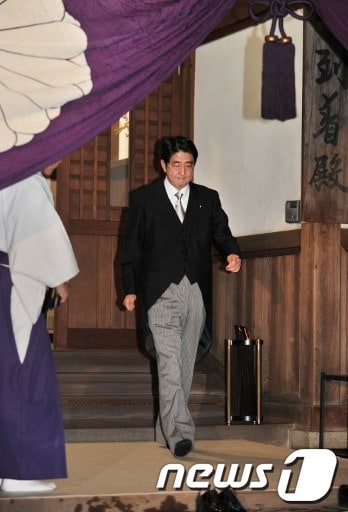 지난해 10월 자민당 총재로서 야스쿠니신사에 참배한 아베 신조 일본 총리 © AFP=News1