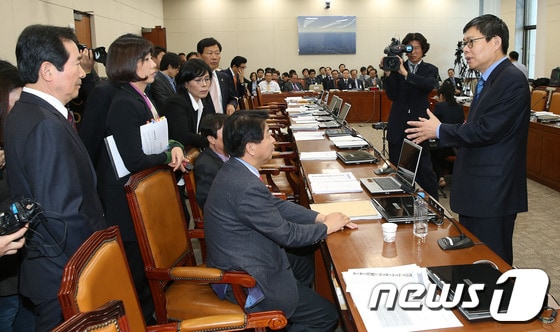 국회 문방위 야당간사인 민주통합당 최재천 의원이 18일 문방위 전체회의장에서 소속 의원들과 의견을 나누고 있다. 국회 문방위는 이날 오전 MBC 최대주주인 방송문화진흥회(방문진)를 상대로 국감을 실시할 계획이었으나 정수장학회 최필립 이사장에 대한 증인 채택문제로 파행을 거듭하고 있다.2012.10.18/뉴스1 © News1 이종덕 기자