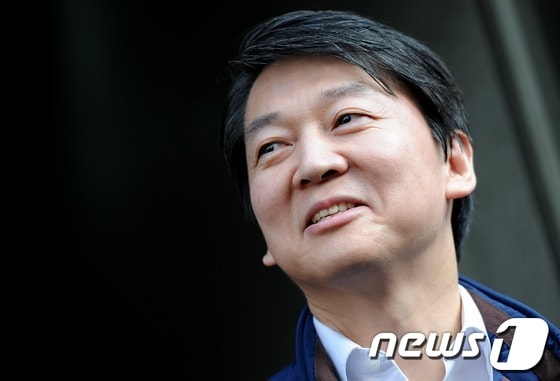 무소속 안철수 대선 후보가 2일 서울 을지로 한올빌딩에 위치한 '총알 탄 택배'에서 택배 배달업무 종사 어르신들과 간담회를 가진 뒤 자리를 뜨며 미소짓고 있다. © News1 오대일 기자