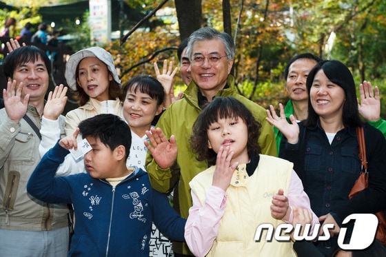 문재인 민주통합당 대선 후보가 20일 오전 시각장애인들과 함께 서울 강북구 우이동 북한산 둘레길 산행 중 기념촬영을 하고 있다. 2012.10.20/뉴스1 © News1 유승관 기자