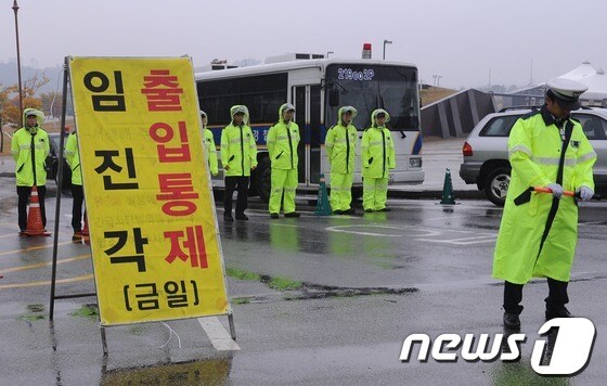 북한이 국내 탈북자 단체의 '임진각 대북전단 살포' 계획에 대해 공개 위협에 나서자 22일 오전 경기 파주시 임진각 평화누리공원 출입구에서 경찰이 출입을 통제하고 있다. 2012.10.22/뉴스1 © News1 송원영 기자