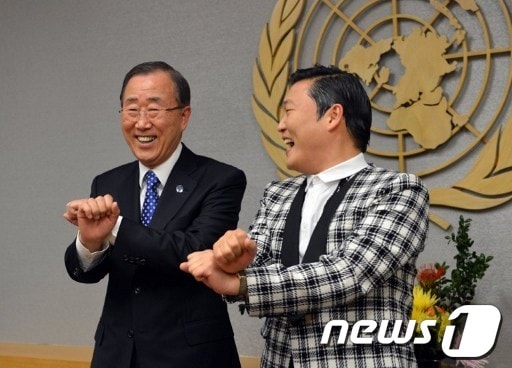 23일(현지시간) 뉴욕 유엔 본부에서 만난 반기문 유엔 사무총장과 국제가수 싸이 © AFP=News1 