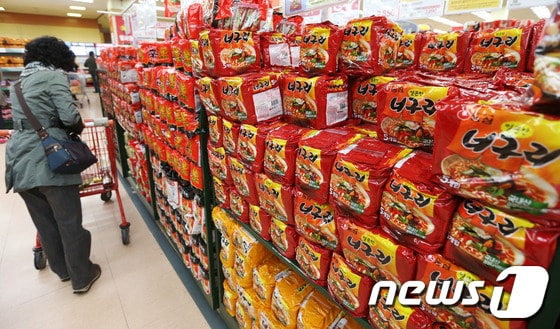 농심이 시중에 유통 중인 '우동류 라면'에서 1급 발암물질인 벤조피렌이 검출된 가운데, 24일 오후 서울 한 대형마트에 해당제품이 진열돼 있다.  2012.10.24 머니투데이/뉴스1 © News1   