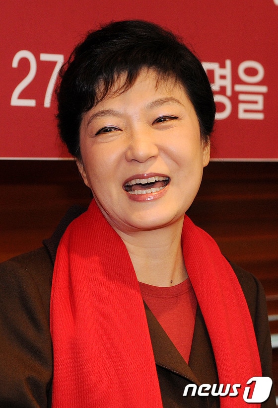 박근혜 새누리당 대선후보가 27일 서울 영등포구 여의도동 아일렉스빌딩에서 열린 '대한민국 여성혁명 시대를 선포합니다'를 주제로 가진 여성혁명을 시작하는 사람들의 모임에 참석해 밝은 미소를 짓고 있다. 2012.10.27/뉴스1 © News1 박세연 기자