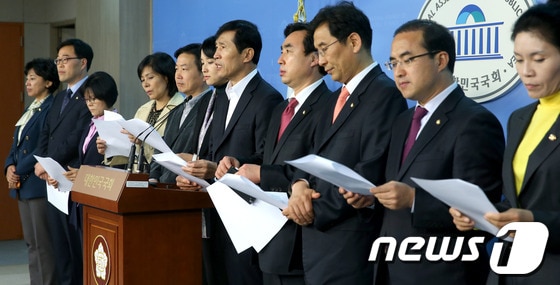 민주통합당 초선 의원들이 29일 오전 서울 여의도 국회 정론관에서 국정감사를 마치며 정치개혁을 촉구하는 기자회견을 열고 있다. 2012.10.29/뉴스1 © News1 양동욱 기자