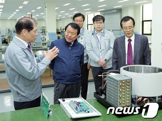 옥상텃밭을 가꾼 &#40;주&#41;비전과학 회사를 둘러보고 있는 염시장© News1 