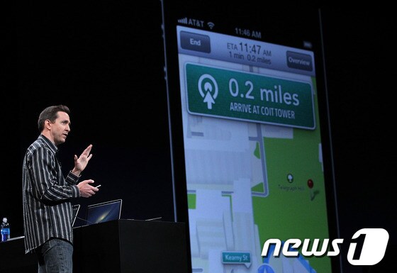지난 6월 애플 iOS6의 새로운 지도 서비스를 설명하는 스콧 포스톨 수석부사장. © AFP=News1   유기림 기자
