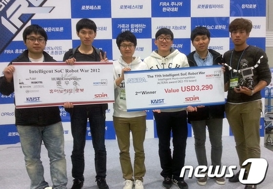 충남대 컴퓨터공학과 로봇융합동아리인 GROW팀(지도교수: 남병규)이 제11회 ‘지능형 SoC 로봇워 2012’ 대회에서 준우승을 차지, 지식경제부 장관상을 수상했다. © News1 