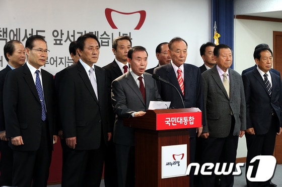 설송웅 전 의원 외 18명의 전 민주당 국회의원을 비롯한 전직 장성들이 30일 오후 서울 여의도 새누리당 당사에서 입당 기자회견을 하고 있다.2012.10.30/뉴스1 © News1 이광호 기자