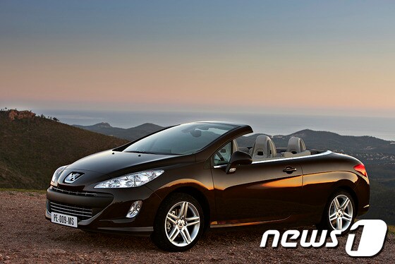 푸조 &#39;308CC&#39;&#40;사진제공=한불모터스&#41;© News1   류종은 기자