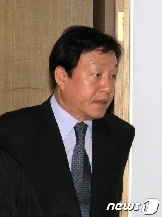 공직선거법위반으로 기소됐던 무소속 김형태 포항남울릉 의원에 대해 대구지방법원 포항지원이 당선무효형에 해당하는 징역 1년 집행유예 2년을 선고했다. 김 의원이 무거운 표정으로 법정을 나오고 있다.2012.10.31/뉴스1 © News1 최창호 기자