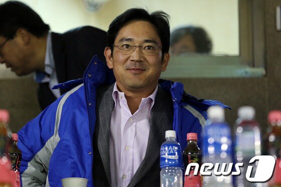 이재용 삼성전자 부회장이 지난 10월31일 서울 잠실야구장에서 열린 한국시리즈 5차전 삼성라이온즈와 SK와이번스의 경기를 관전하고 있다. 2012.10.31 뉴스1 © News1   