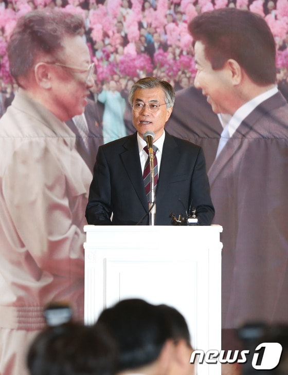 민주통합당 문재인 대통령 후보가 4일 오후 서울 세종문화회관에서 10.4 남북정상선언 5주년을 맞아 열린 &#39;문재인-문정인 특별대담&#39;에서 기조연설을 하고 있다. 2012.10.4/뉴스1 © News1 양동욱 기자