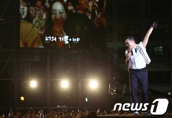 '최대 규모 강남스타일 댄스' 기네스 기록을 세운 싸이의 지난 해 10월 서울시청 앞 광장 무료 콘서트.(뉴스1 자료사진) © News1 양동욱 기자