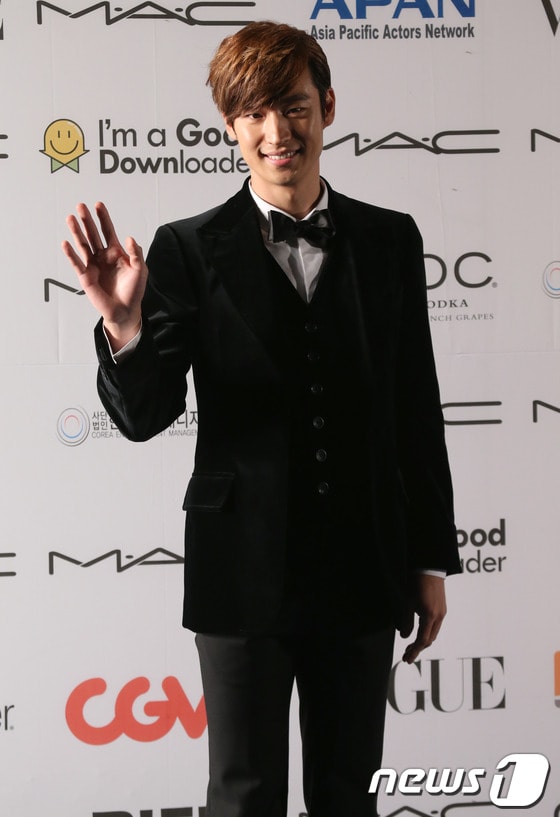 배우 이제훈이 지난 5일 밤 부산광역시 해운대 해변에서 열린 'APAN 2012 스타로드'의 블루카펫을 밟고 입장하고 있다. © News1