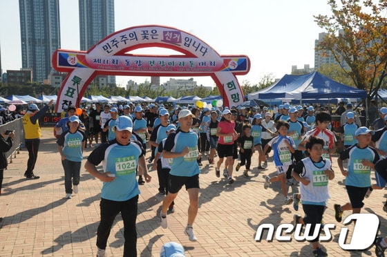 7일 울산 태화강 일원에서 ‘제11회 동강 건강마라톤대회’가 열려 참가자들이 가을을 만끽하며 달리고 있다. (울산 동강병원 제공) © News1 