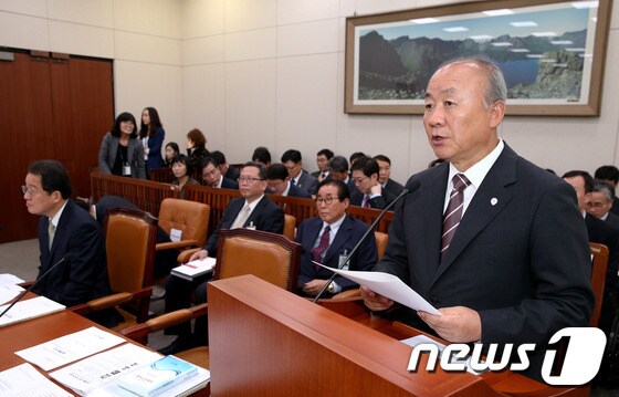 류우익 통일부 장관이 8일 오전 서울 여의도 국회에서 열린 외교통상통일위원회 국정감사에서 업무현황 보고를 하고 있다. 2012.10.08/뉴스1 © News1 박정호 기자