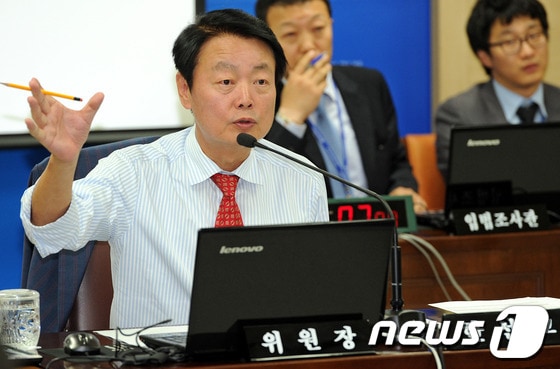 8일 서울 종로구 문화체육관광부에서 열린 2012년 국회 문방위 국정감사에서 한선교 위원장이 최광식 문화체육관광부 장관에게 질의를 하고 있다. 2012.10.8/뉴스1 © News1 박세연 기자