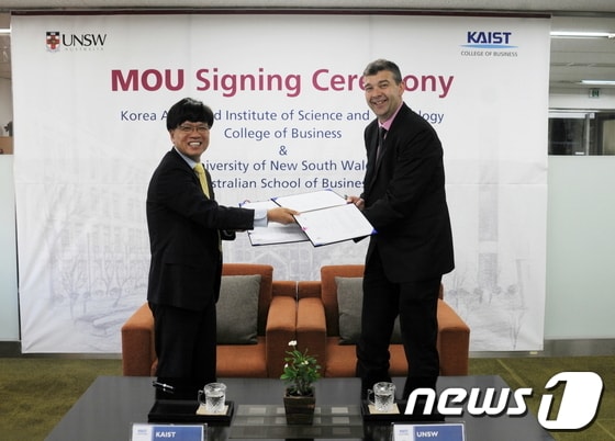 KAIST 경영대학 이병태 학장과 호주 UNSW 경영대학 크리스토퍼 잭슨 경영학부장이 복수학위 협정서를 교환하고 있다.© News1 