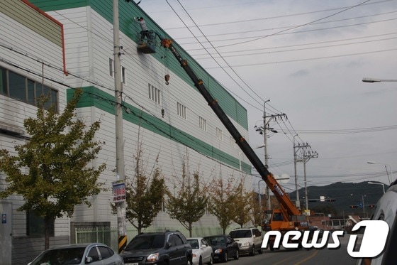 불산가스 누출사고가 일어난지 14일재인 10일 구미시 산동면 봉산리 국가산업4단지의 한 입주업체가 공장 외벽을 수리하고 있다./2012.10.10 뉴스1© News1 김대벽 기자