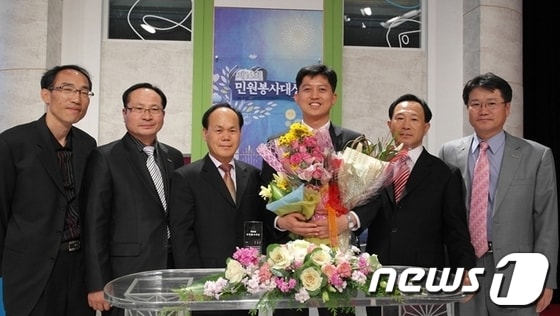 제16회 민원봉사대상을수상한 오창석 광양시청 주무관이 꽃다발을 들고 환하게 웃고있다.© News1 