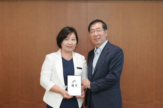 온드라흐(좌) 서울시 외국인 명예부시장과 박원순(우) 서울시장© News1  