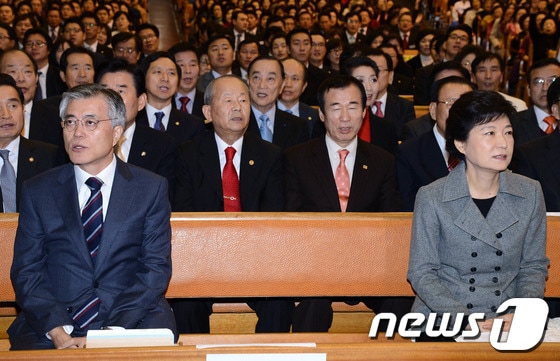 박근혜 새누리당 대선후보(오른쪽)와 문재인 민주통합당 대선후보가 14일 서울 여의도 순복음교회에서 열린 국가조찬기도회에 참석해 찬송가를 부르며 서로 다른곳을 바라보고 있다.2012.11.14/뉴스1 © News1 사진공동취재단
