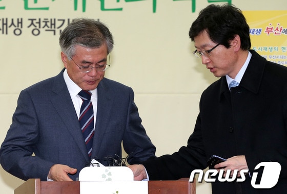 문재인 민주당 의원&#40;왼쪽&#41;과 김경수 봉하사업본부장. 2012.11.14/뉴스1 © News1 양동욱 기자