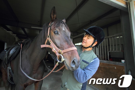 국토 종주를 성공한 이태준(오른쪽)씨와  윈디./사진제공=한국마사회© News1  