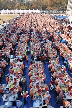 한국야쿠르트는 15일 서울광장에서 &#39;사랑의 김장나누기&#39; 행사를 열고 야쿠르트아줌마를 주축으로 서울시민 등 약 2250여명이 140톤의 김장을 해 가장많은 인원이 가장많은 양의 김장을 한 자체기록을 갱신했다. © News1  