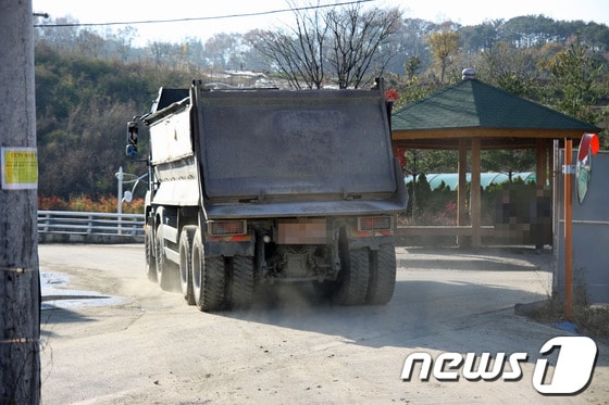 차량이 통과될 때 마다 양쪽에서 물이 분사돼야 할 세륜기가 제대로 작동안돼 바닥이 마른채 있다. © News1 유진희 기자