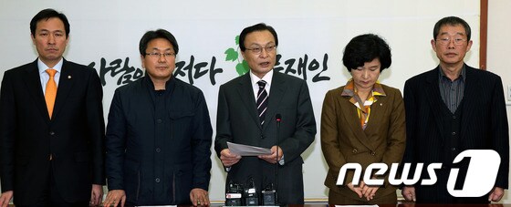 안철수 무소속 대통령후보와 부인인 김미경 교수는 18일 오전 광주 동구 대인예술시장을 동반 첫 방문해 이이남 작가의 안철수후보에 관한 개인전 '진심'전을 관람하고 있다. 2012.11.18 /뉴스1 © News1 김태성 기자