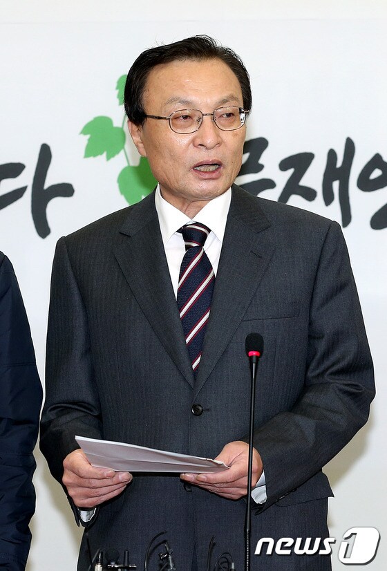 이해찬 민주통합당 대표와 추미애,강기정,우상호,이용득 최고위원이 18일 서울 여의도 국회의사당 대표실에서 사퇴기자회견을 하고 있다. 이 대표는 기자회견에서