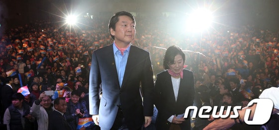 안철수 무소속 대선 후보와 안 후보의 아내 김미경씨가 지난해 11월 18일 조선대학교 해오름관에서 열린 '해피스 광주콘서트'에 참석하고 있다.2012.11.18/뉴스1 © News1 송원영 기자